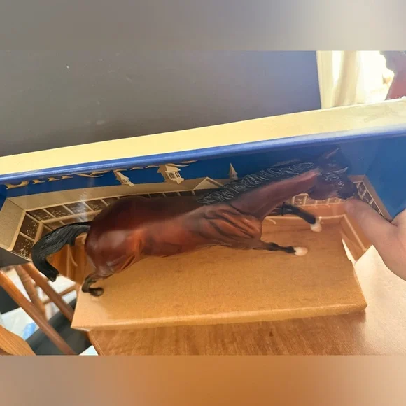 Breyer Traditional Series 1:9 Barbaro 1307 Benefit Horse Figure KY Derby Winner - Picture 3 of 3